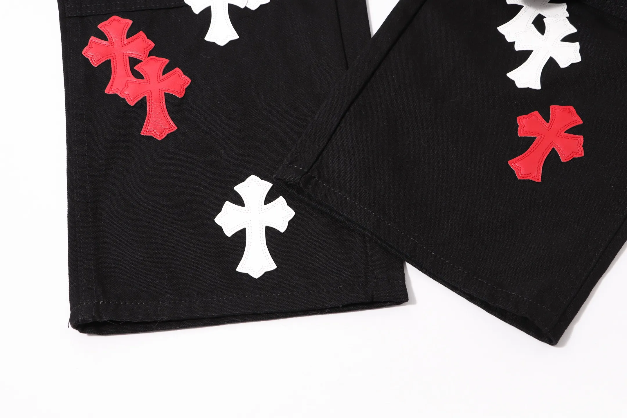 P260 model number: H25 Croxin & 𝐂𝐡𝐫𝐨𝐦𝐞 𝐇𝐞𝐚𝐫𝐭 ss25 black trousers, red and white leather button jeans, styles with different wash textures, very friendly to people with thin legs, and the slightly flared version perfectly modifies the leg shape The timeless and moderate length makes it easy to match and match. It is the basis for various styles and is a must-have in your wardrobe! The fabric is stiff but also makes the upper body soft without losing texture. The washing process is even more perfect. It is a must-have item for everyone! ! ! Washed wheat, hang tag, pants label, three labels complete Color: black Size: 28-30-32-34-36